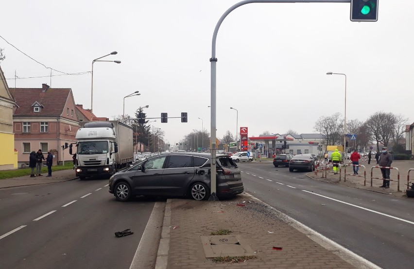 Jaguar zderzył się z fordem na ulicy Szczecińskiej w Stargardzie. Auta rozbite, urwane koło ZDJĘCIA