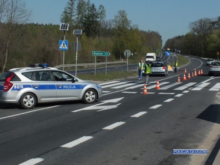 Koło Bądzowa auto potrąciło starszą kobietę. Z poważnymi obrażeniami trafiła do szpitala