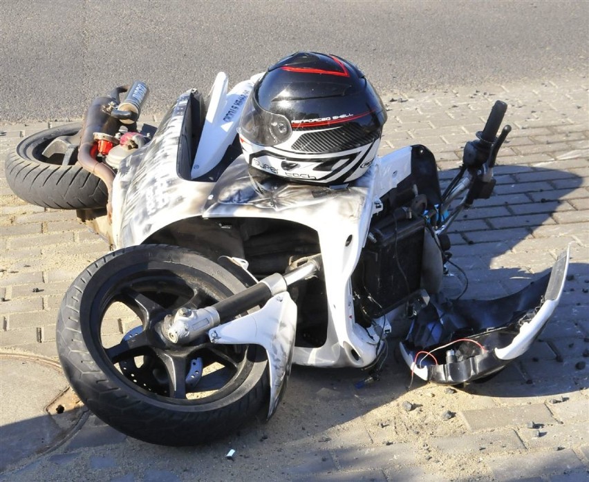 Motocyklista zderzył się z samochodem osobowym