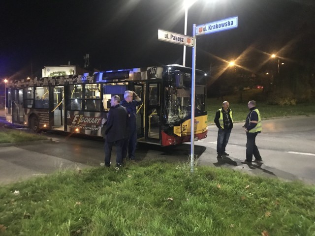 Do wypadku z udziałem miejskiego autobusu doszło w piątek tuż po godzinie 18 na skrzyżowaniu ulic Krakowskiej i Pakosz w Kielcach. - Z pierwszych ustaleń wynika, że 68-letni kierowca osobowego renault nie ustąpił pierwszeństwa autobusowi, którym kierował 62-latek - informował na gorąco Artur Majchrzak z zespołu prasowego świętokrzyskiej policji. Do szpitala zabrana została dwójka pasażerów autobusu: 70-letnia kobieta i 80-letni mężczyzna.

Więcej zdjęć na kolejnych slajdach. 

