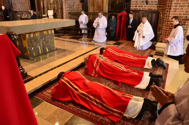 Leżenie krzyżem, adoracja krzyża i przeniesienie Najświętszego Sakramentu do Grobu Pańskiego - to elementy liturgii Wielkiego Piątku. W tym roku w modlitwie powszechnej dodano wezwanie za ukraiński naród. Liturgia Męki Pańskiej pod przewodnictwem abpa Stanisława Gądeckiego rozpoczęła się 15 kwietnia o godzinie 17 w katedrze poznańskiej na Ostrowie Tumskim. Przygotowano specjalny Grób Pański ze zdjęciami z wojny w Ukrainie. Zobacz zdjęcia --->