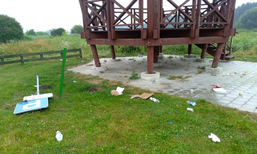 Wandale w Skokach. Po imprezie pozostały śmieci i zniszczony znak