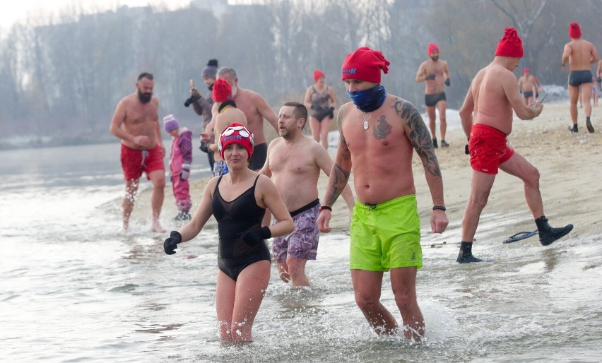 Rzeszowskie morsy nie boją się mrozów! Zobaczcie zdjęcia z kąpieli na Żwirowni 