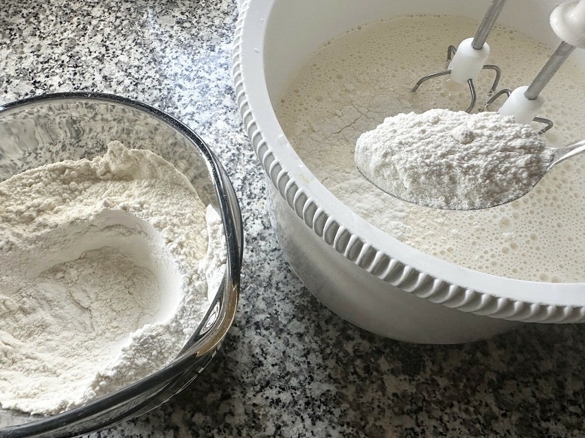 Mąkę wymieszaj z proszkiem do pieczenia, a następnie dodawaj...