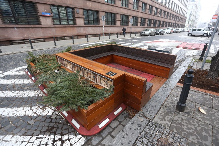 Parklet, Warszawa. W stolicy powstał mini park na ulicy. Kosztował 33 tys. zł  