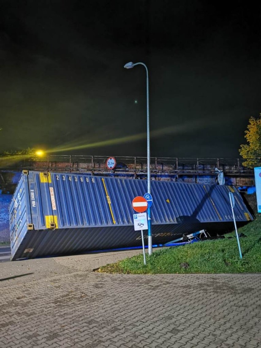 Uderzenie w wiadukt kolejowy przy ul. Powstańców...