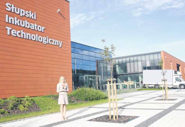 Słupski Inkubator Technologiczny to jedyny tak nowoczesny obiekt w mieście. Na zdjęciu: Ewa Krzaczkowska – koordynator projektu inkubatora.