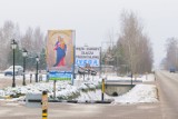 Przedsiębiorca postawił przy wjeździe do miasta tablicę rumskiego sanktuarium  