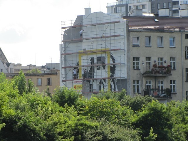 JEDNI Z WIELU – mural  z przesłaniem we Wrocławiu.