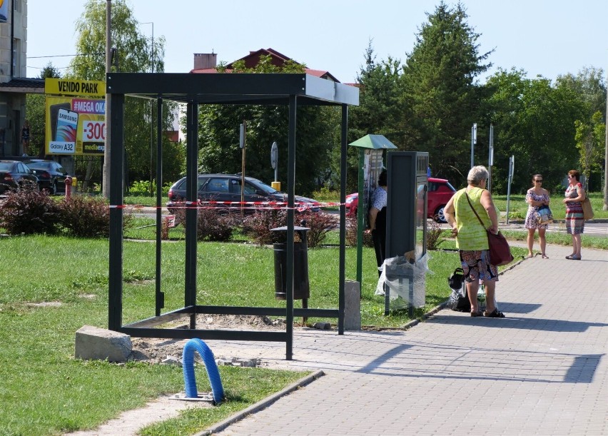 Chełm. Rozpoczęły się pierwsze montaże nowych wiat przystankowych