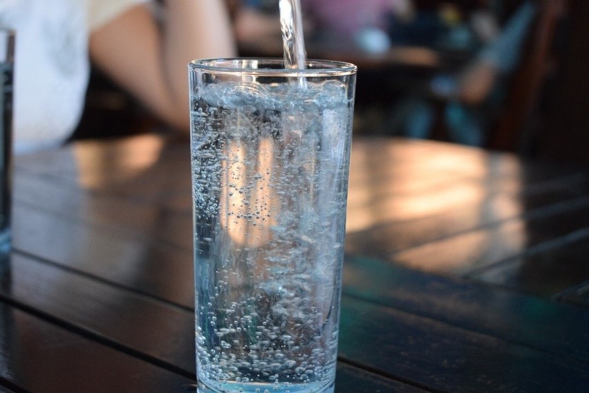 Woda gazowana poprawia zdolność połykania pokarmów