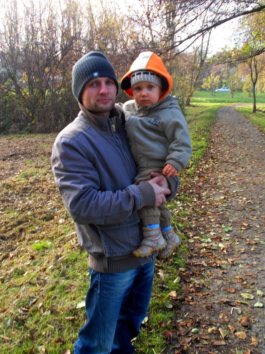 Grzegorz Lisok, spacerujący z synem na terenie przy ul.  św....