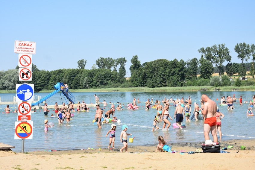 By zająć dobre miejsce pojawić się trzeba na plaży przed...