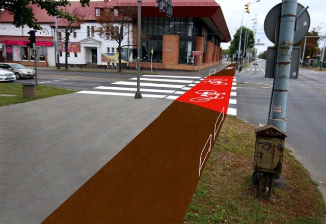 Czerwone pasy to element projektu "Sieć głównych tras rowerowych Gdańska - poprawa bezpieczeństwa i jakości"  z zeszłorocznej edycji Budżetu Obywatelskiego