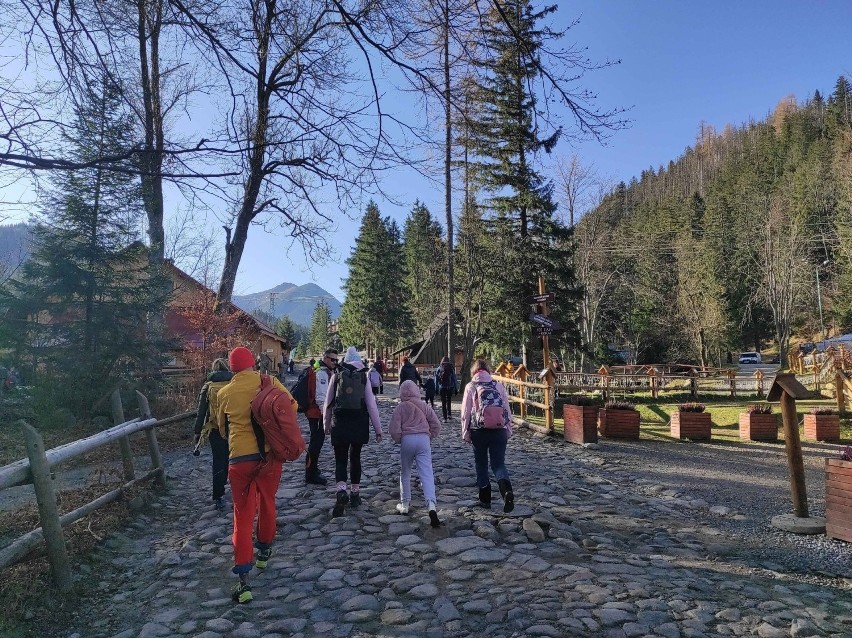 Tatry. Piękna pogoda i sporo turystów na szlakach. Kolejka w Kuźnicach, pełne parkingi w Morskim Oku
