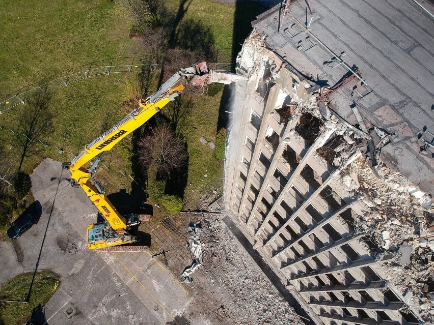Wyburzają dawny biurowiec Silmy w Sosnowcu Zagórzu  [ZDJĘCIA Z DRONA, WIDEO]. Co go zastąpi?