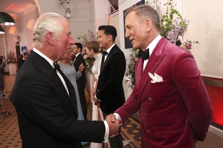 Książę Karol i Daniel Craig podczas premiry w Royal Albert...