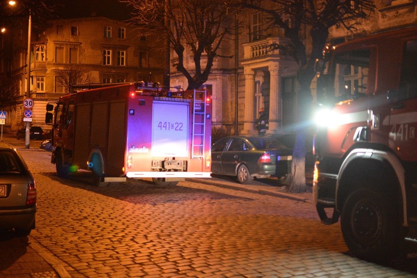 Gaz i tlenek węgla ulatniał się w kamienicy przy ul. Fortecznej w Grudziądzu [wideo, zdjęcia]