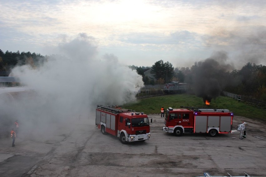 Wykolejona cysterna, wyciek benzyny i pożar... widowiskowe ćwiczenia w Kielcach (ZDJĘCIA)