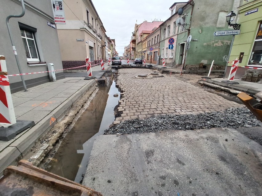 Ulica 3 Maja w Rawiczu zamknięta dla kierowców. Burmistrz zaskoczony. To wszystko przez pomyłkę? [ZDJĘCIA]