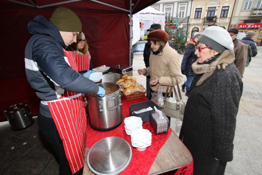 Członkowie stowarzyszenia "Projekt Świętokrzyskie" częstował barszczem i bigosem na Rynku w Kielcach