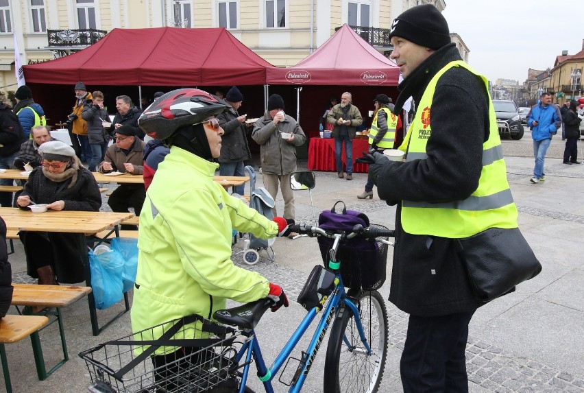 Członkowie stowarzyszenia "Projekt Świętokrzyskie" częstował barszczem i bigosem na Rynku w Kielcach