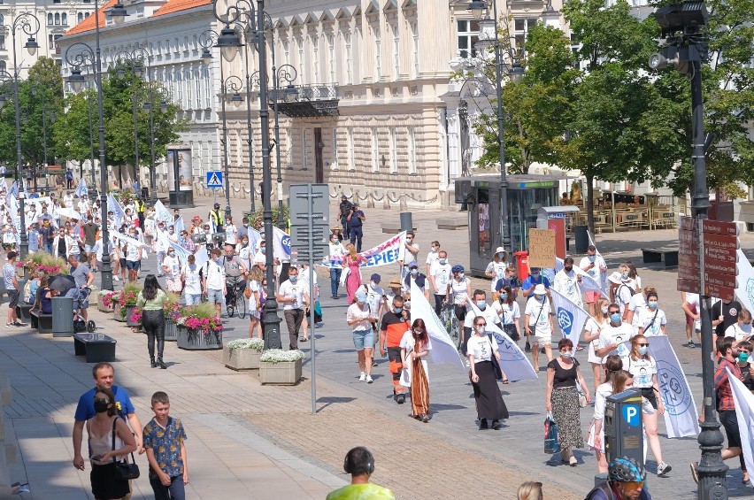 Protest medyków pod Ministerstwem Zdrowia. Manifestacja "Dajcie szanse pacjentom, nie związujcie rąk medykom" w Warszawie