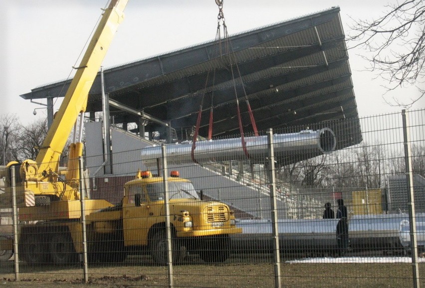 Montują oświetlenie stadionu w Legnicy (ZDJĘCIA)