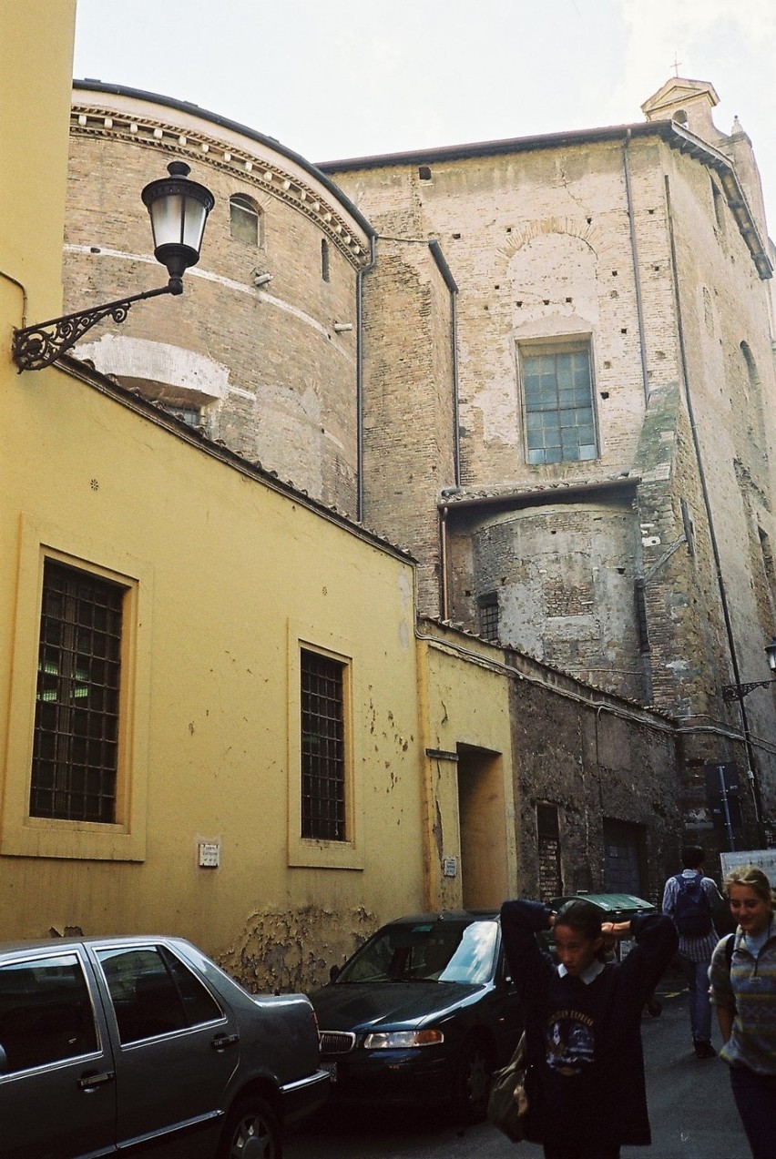 Do kościoła można dojść  uliczką Via di monte Polacco. Fot....
