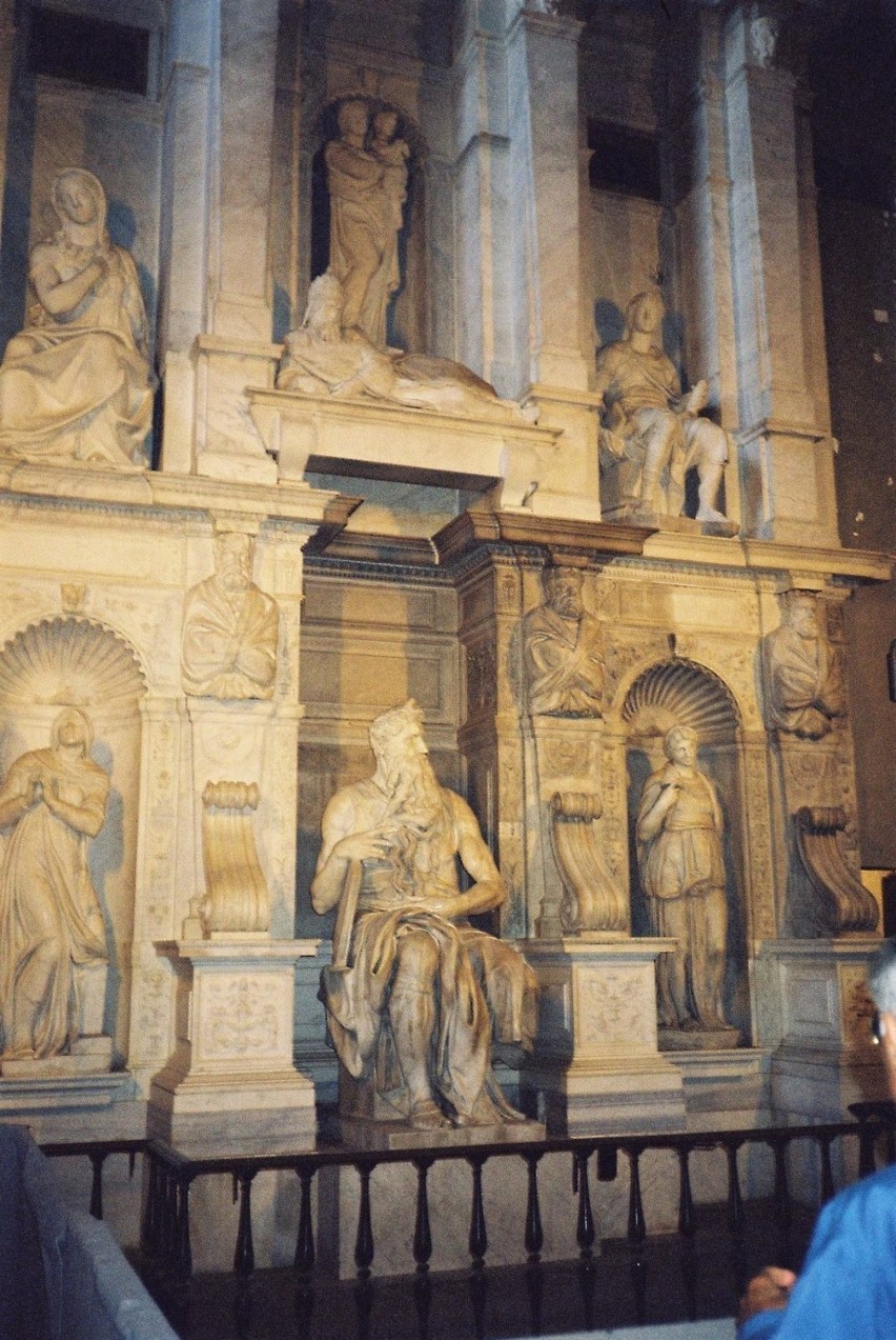 Widok na mauzoleum papieża, z "Mojżeszem" w centrum. Fot....