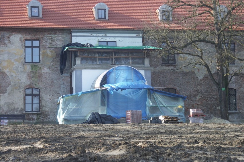 Tarasowe schody do ogrodu też w remoncie. Fot. Andrzej...