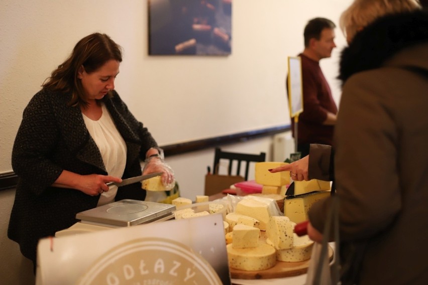 Pyszne sery oraz wykwintne wina w Staszowie w restauracji Czas na Zegar. Na kiermaszu wyrobów tradycyjnych "Coś na ząb" [ZDJĘCIA]