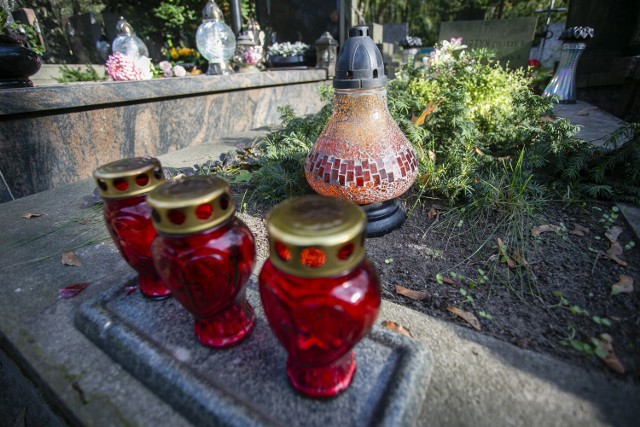 Z cmentarza w Solnikach Wielkich ktoś ukradł około 40 nagrobnych krzyży. O sprawie policję poinformował tamtejszy ksiądz
