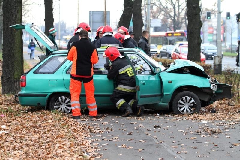 Wrocław: Skodą wjechała w drzewo. Dwie osoby ranne (ZDJĘCIA)