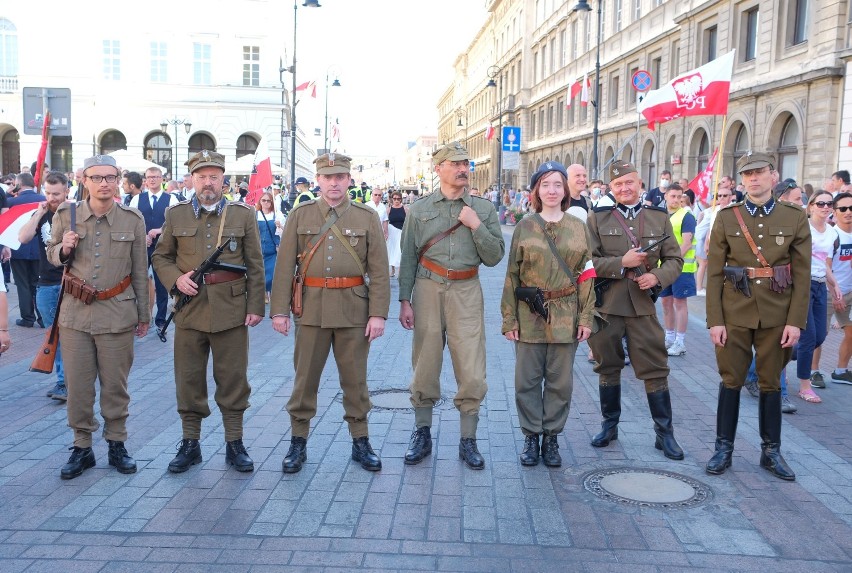 Marsz Zwycięstwa przeszedł ulicami Warszawy pomimo braku zgody władz miasta. Tak wyglądał przemarsz uczestników