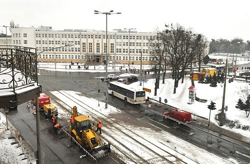 Prace są związane z rozpoczynającą się niedługo budową węzła przesiadkowego komunikacji miejskiej w alei Solidarności.