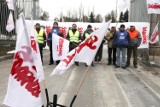 Protest w Nowej Hucie. Pracownicy koncernu ArcelorMittal Poland na barykadach [ZDJĘCIA]