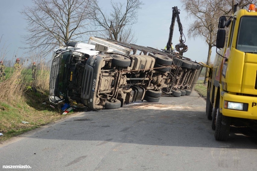 Ciężarówka z drewnem zablokowała drogę w Rozentalu na ponad pięć godzin. Jedna osoba trafiła do szpitala [zdjęcia, wideo]