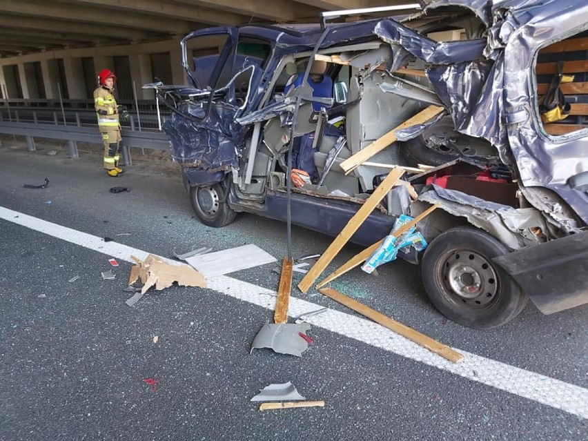 Wypadek na S3 między Legnicą, a Lubinem. Z busa nic nie zostało, a pasażerowie... [ZDJĘCIA]