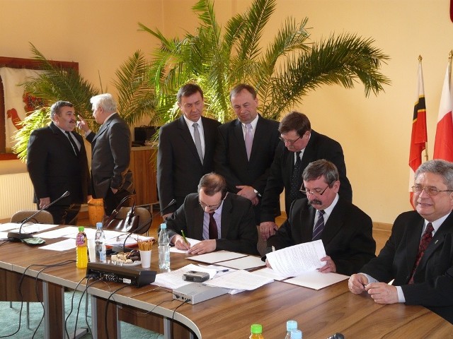 Wójt Krzysztof Starczewski i starosta Józef Matysiak podpisali zawarcie porozumienie w sprawie gimnazjum