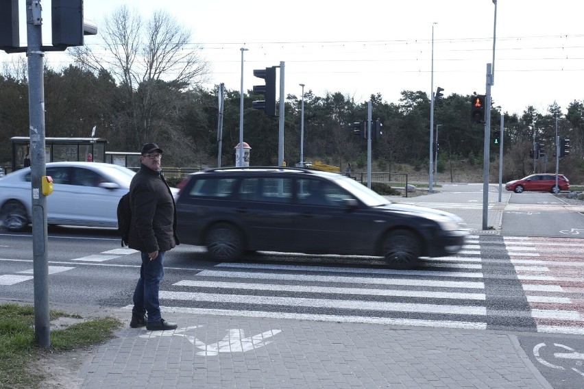Na tych przejściach dla pieszych w Toruniu policjanci dawali...