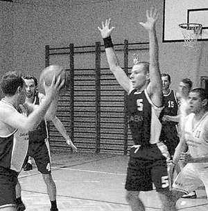 Blokuje najskuteczniejszy koszykarz OSiR-u Kłobuck Marcin Sawicki.