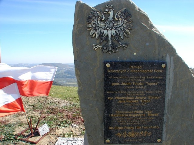 Delegacja Muzeum Okręgowego składa kwiaty pod pomnikiem