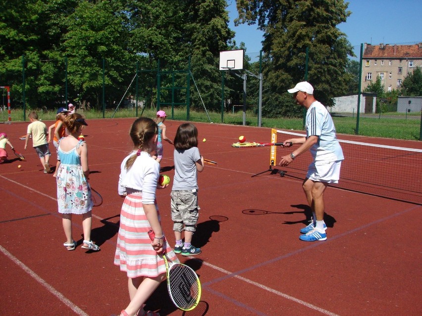 Dzieci korzystają z wakacyjnych zajęć tenisowych [zdjęcia]