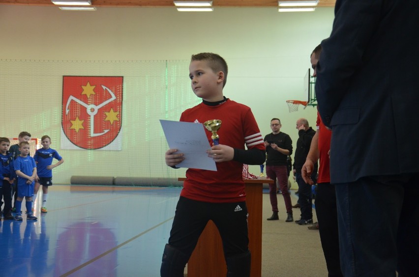 Piłkarskie zmagania młodych adeptów futbolu podczas turnieju o puchar burmistrza