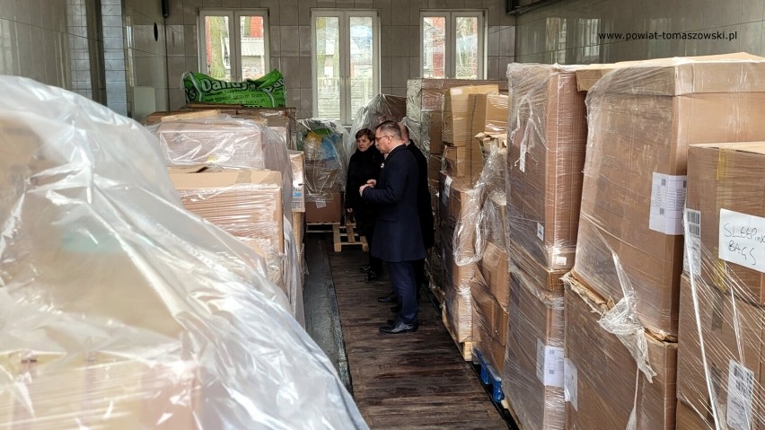 Tir pełen darów dla Ukraińców dotarł z Wielkiej Brytanii do Tomaszowa Maz. [ZDJĘCIA]