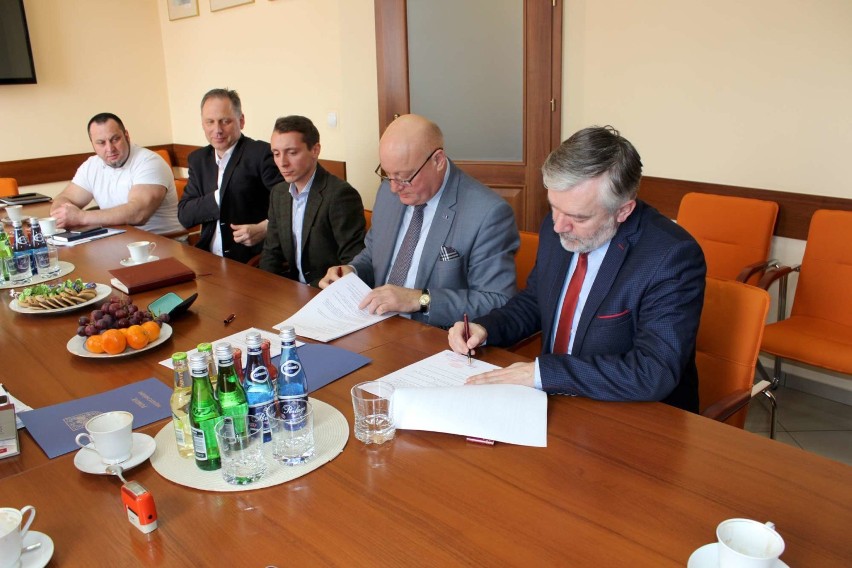 Zarząd Powiatu Międzychodzkiego podpisał umowę na tzw....