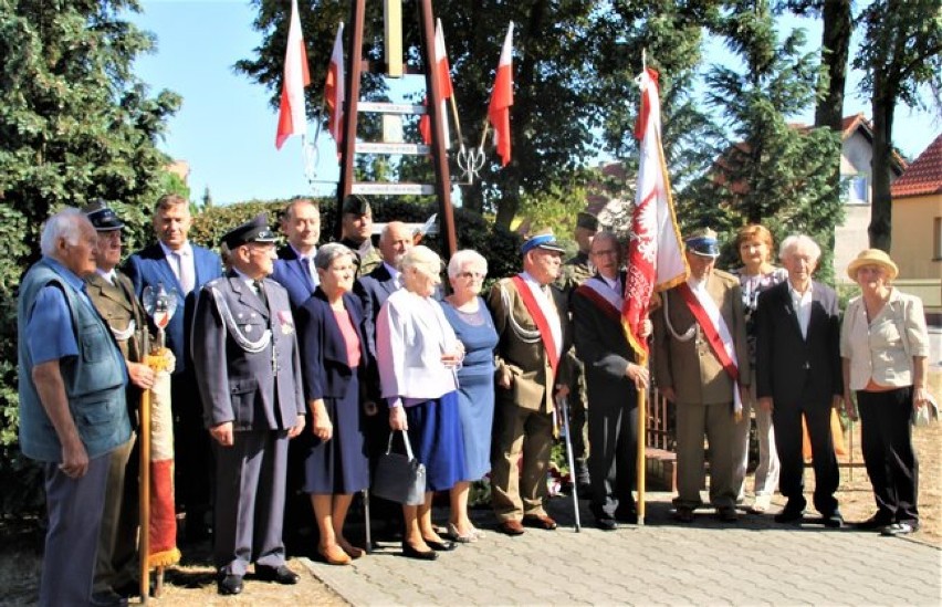 UROCZYSTOŚCI: Z okazji 79 rocznicy agresji Rosji bolszewickiej na Polskę złożono wiązanki kwiatów [ZDJĘCIA]