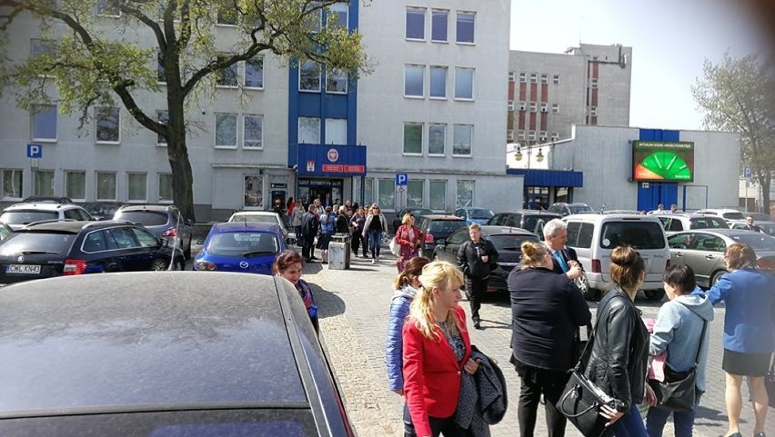 Znów alarm bombowy we Włocławku. Urząd Miasta ewakuowany, sesja rady miasta przerwana [zdjęcia]