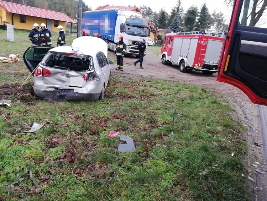 Zderzenie ciężarówki i samochodu osobowego pod Mieściskiem [ZDJĘCIA]